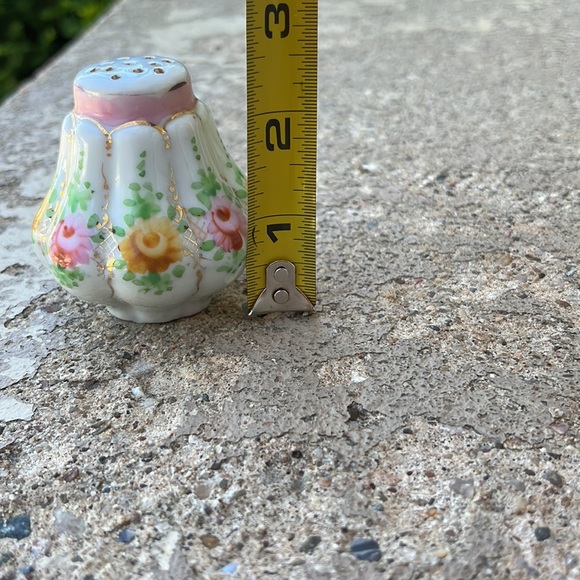 Excellent condition vintage salt and pepper shakers - Picture 7 of 8